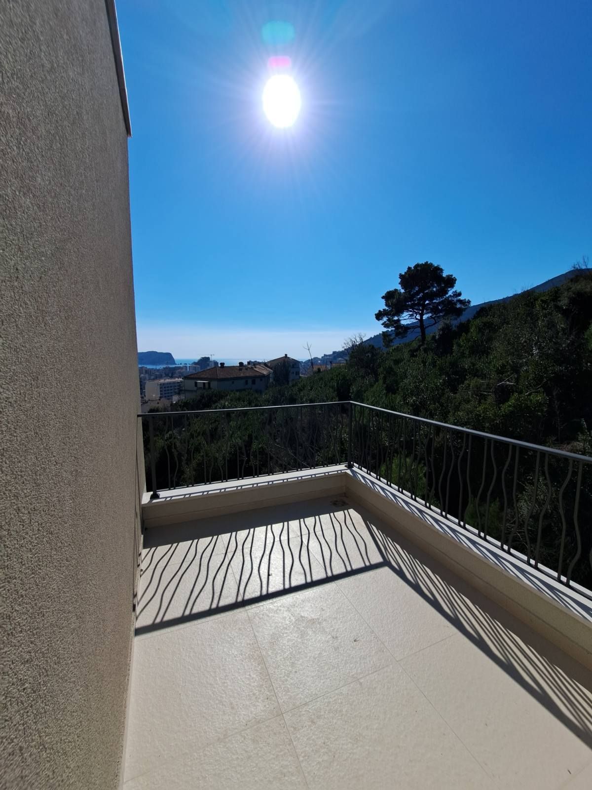 Na prodaju je nov, luksuzni trosoban penthouse površine 146 m², sa dodatnih 120 m² krovne terase i dva garažna mesta- Dubovica Lux, Budva - Amfora Real Estate