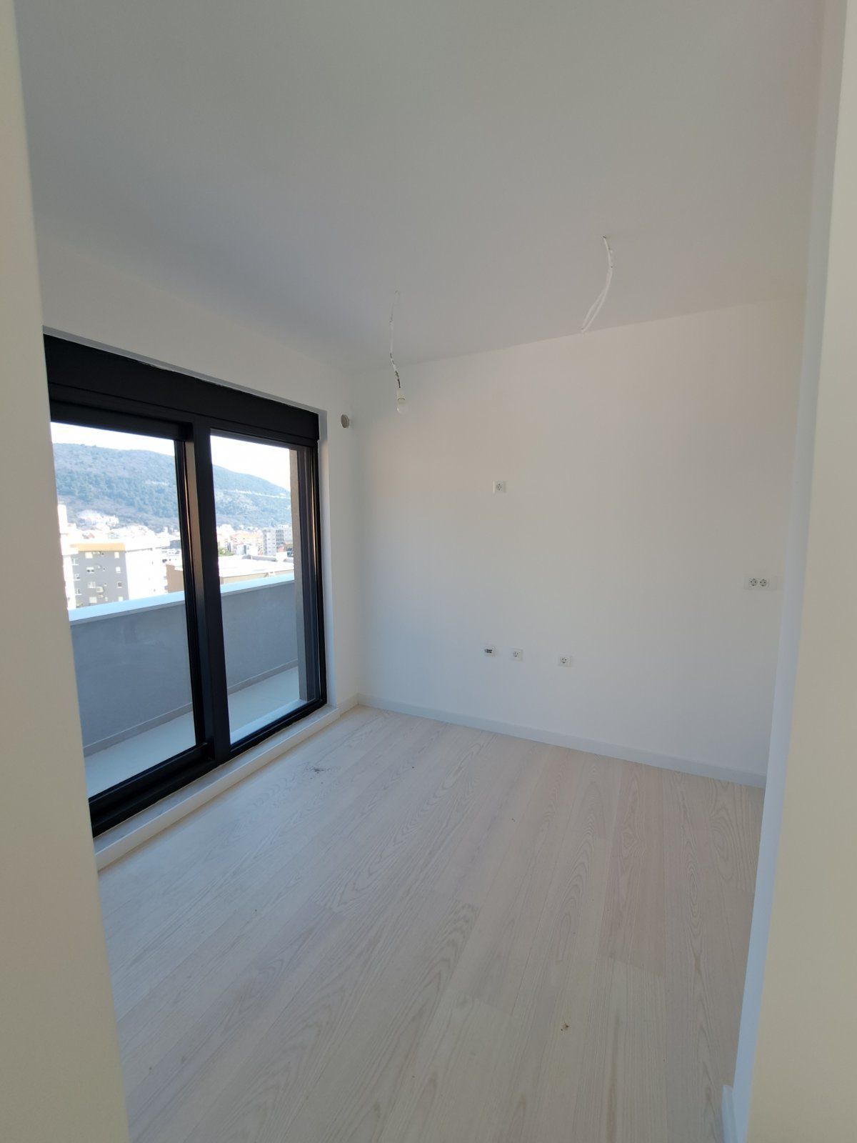 Na prodaju je nov, luksuzni trosoban penthouse površine 146 m², sa dodatnih 120 m² krovne terase i dva garažna mesta- Dubovica Lux, Budva - Amfora Real Estate