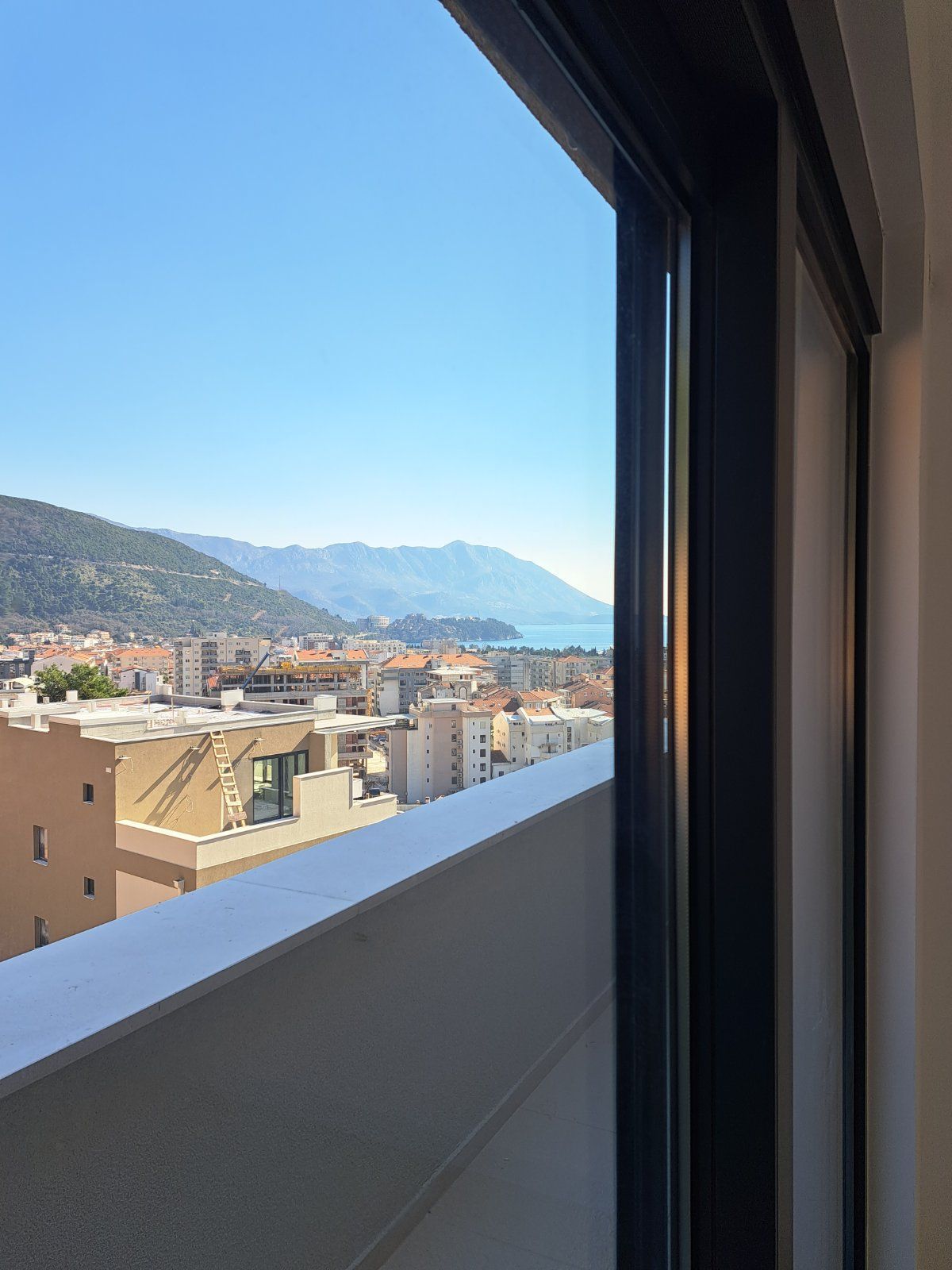Na prodaju je nov, luksuzni trosoban penthouse površine 146 m², sa dodatnih 120 m² krovne terase i dva garažna mesta- Dubovica Lux, Budva - Amfora Real Estate