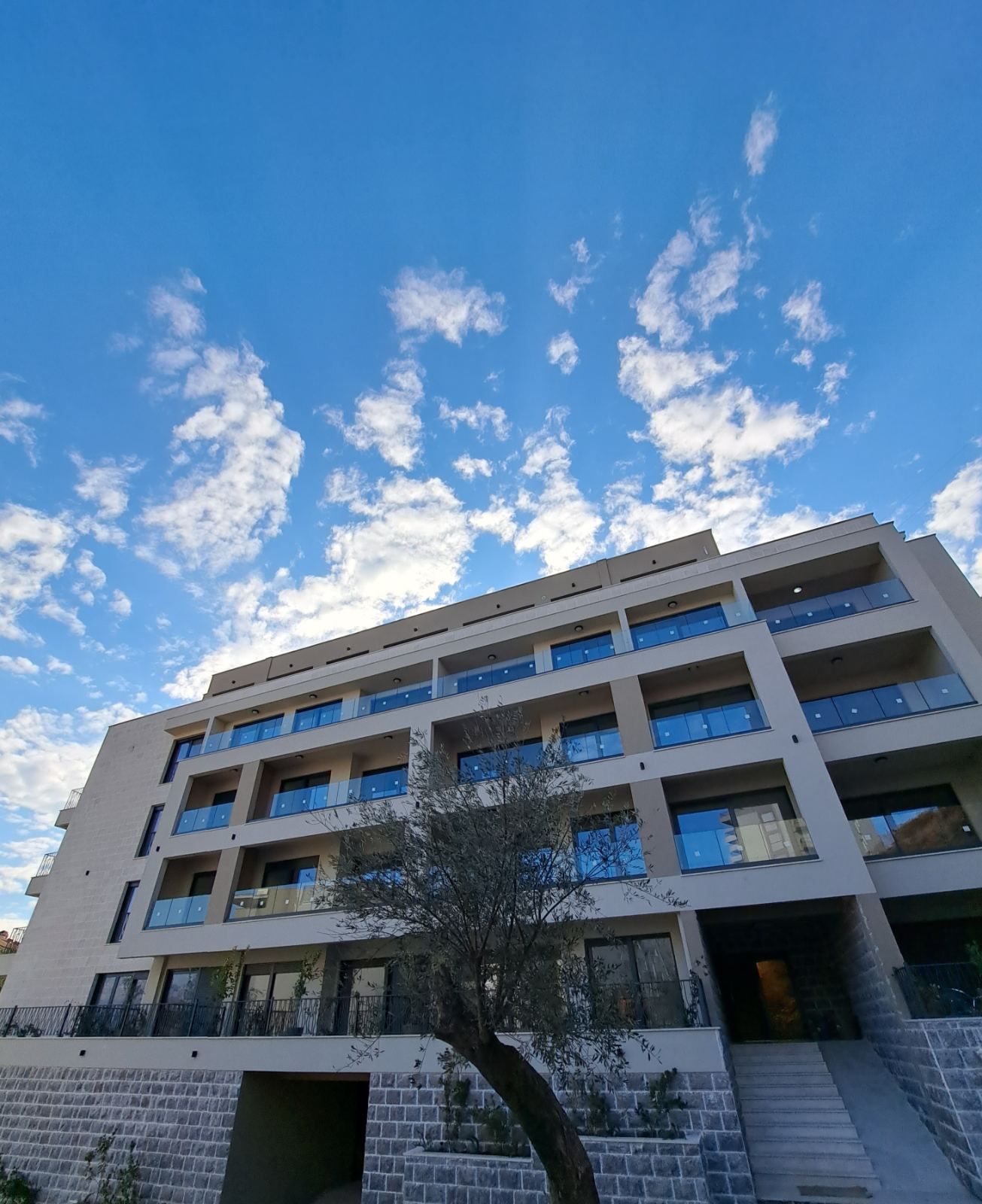 Na prodaju je nov, luksuzni trosoban penthouse površine 146 m², sa dodatnih 120 m² krovne terase i dva garažna mesta- Dubovica Lux, Budva - Amfora Real Estate