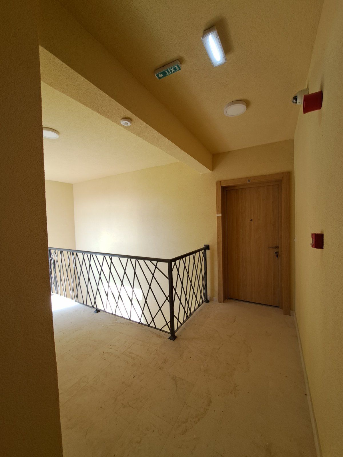 Na prodaju je nov, luksuzni trosoban penthouse površine 146 m², sa dodatnih 120 m² krovne terase i dva garažna mesta- Dubovica Lux, Budva - Amfora Real Estate