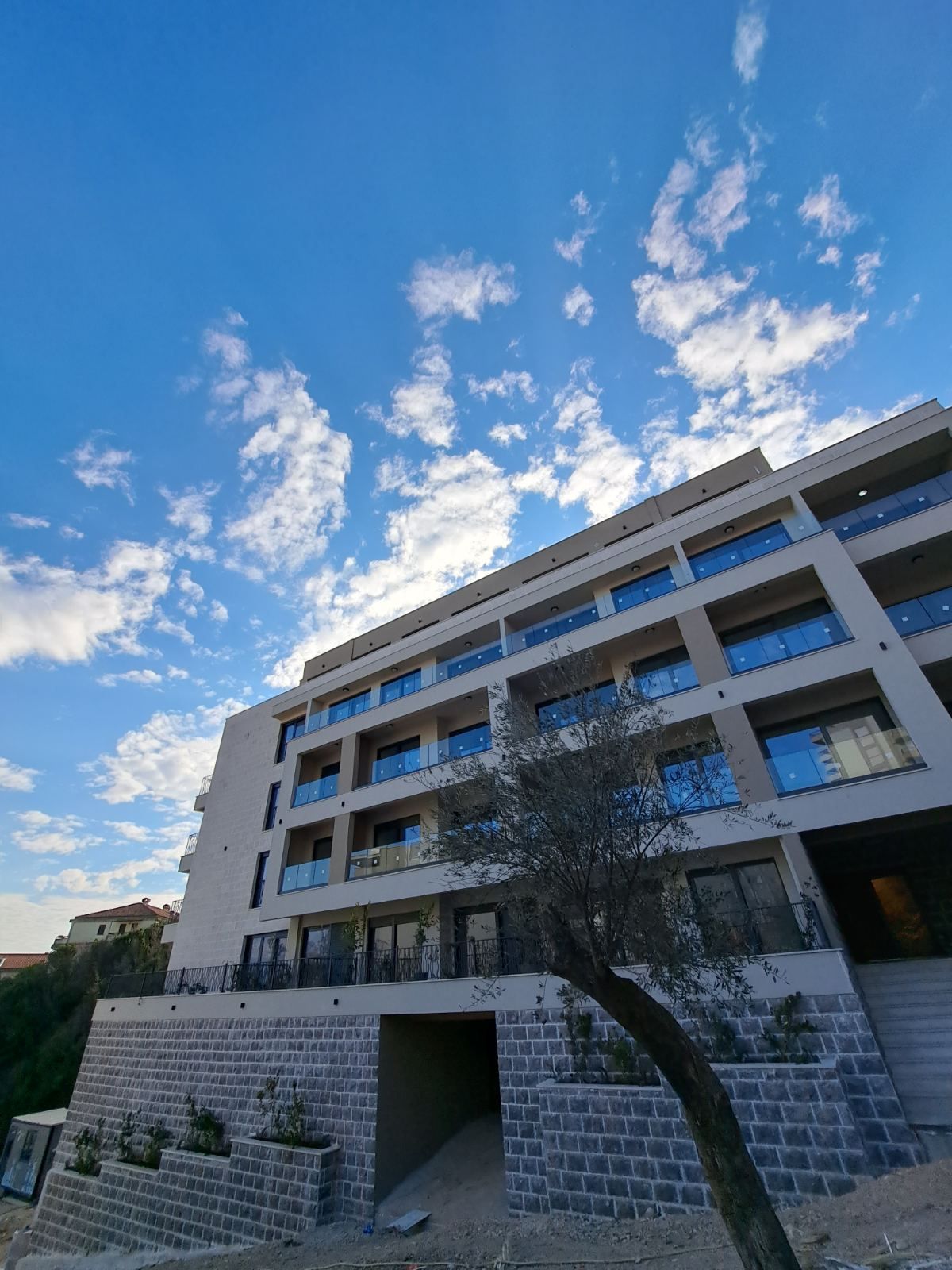 Na prodaju je nov, luksuzni trosoban penthouse površine 146 m², sa dodatnih 120 m² krovne terase i dva garažna mesta- Dubovica Lux, Budva - Amfora Real Estate