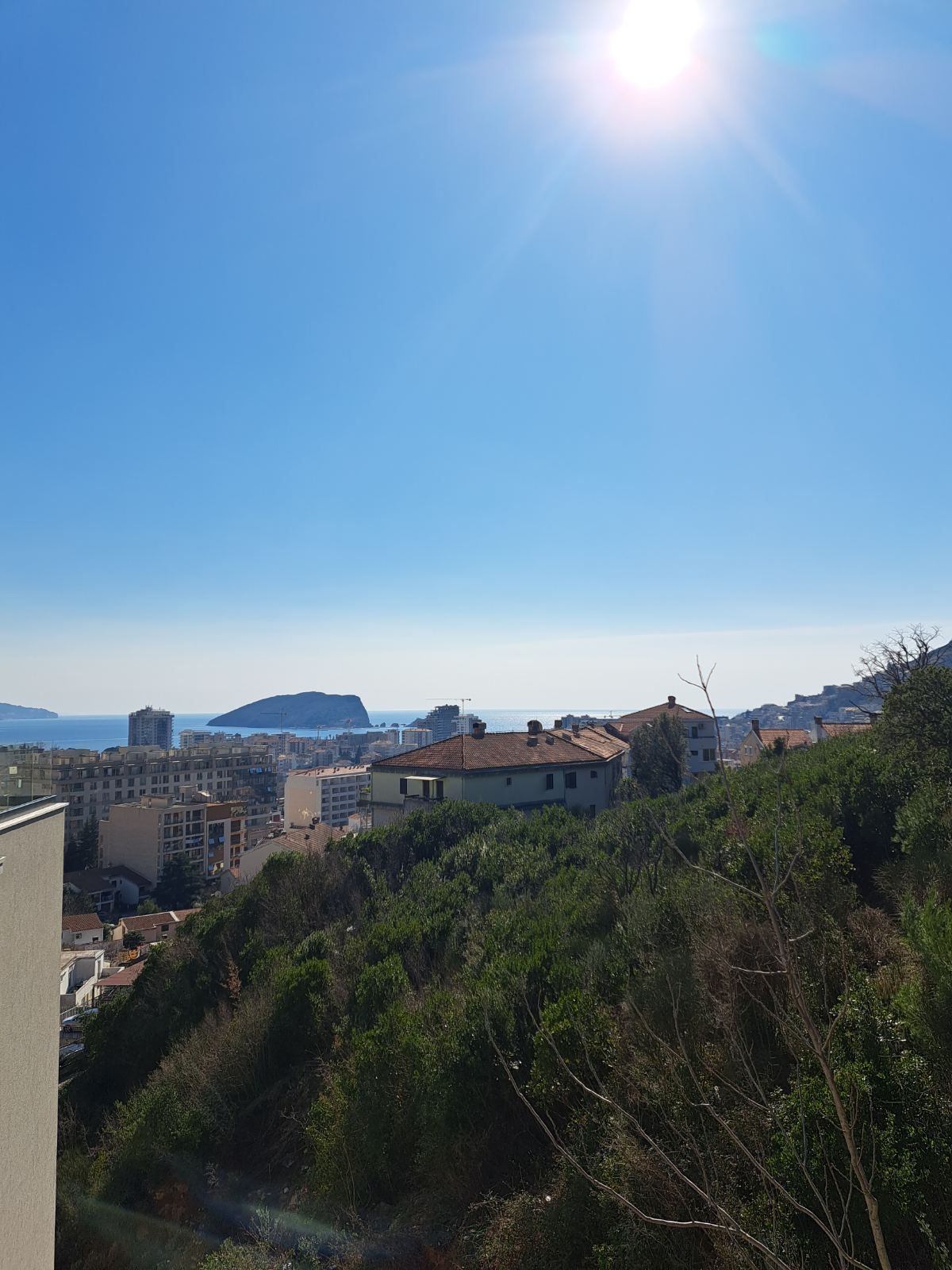 Na prodaju je nov, luksuzni trosoban penthouse površine 146 m², sa dodatnih 120 m² krovne terase i dva garažna mesta- Dubovica Lux, Budva - Amfora Real Estate