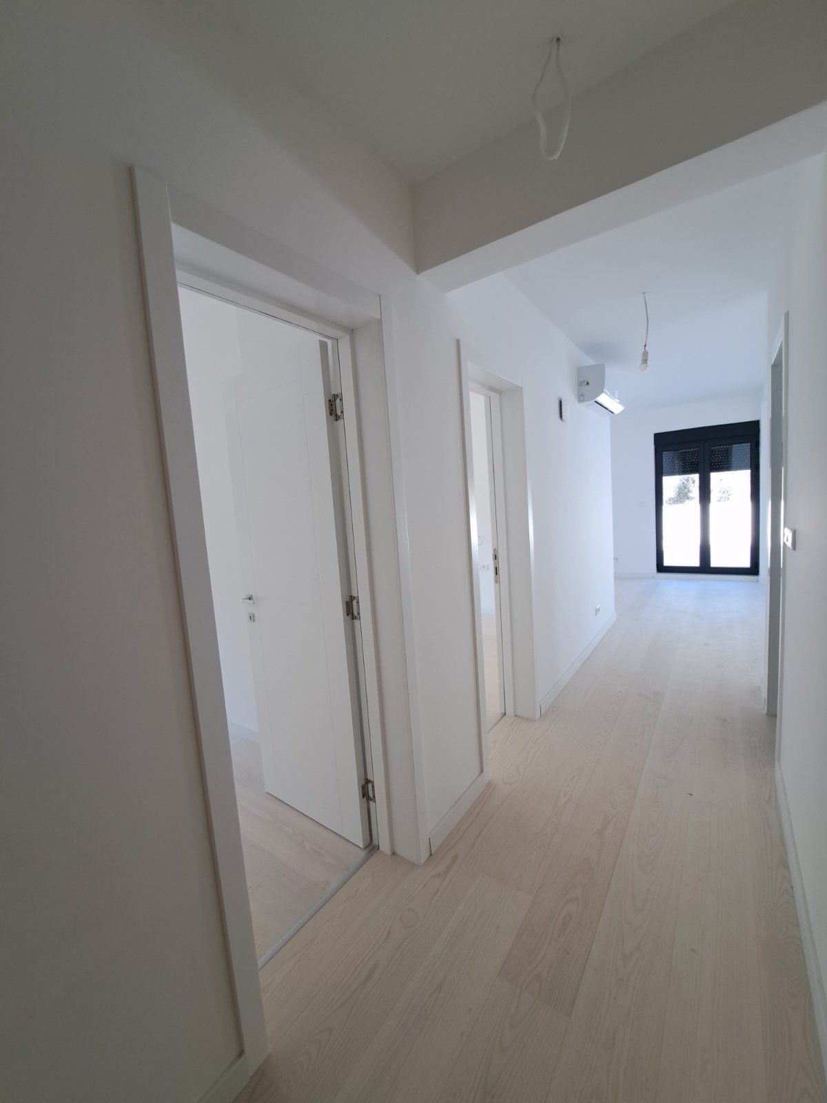 Na prodaju je nov, luksuzni trosoban penthouse površine 146 m², sa dodatnih 120 m² krovne terase i dva garažna mesta- Dubovica Lux, Budva - Amfora Real Estate