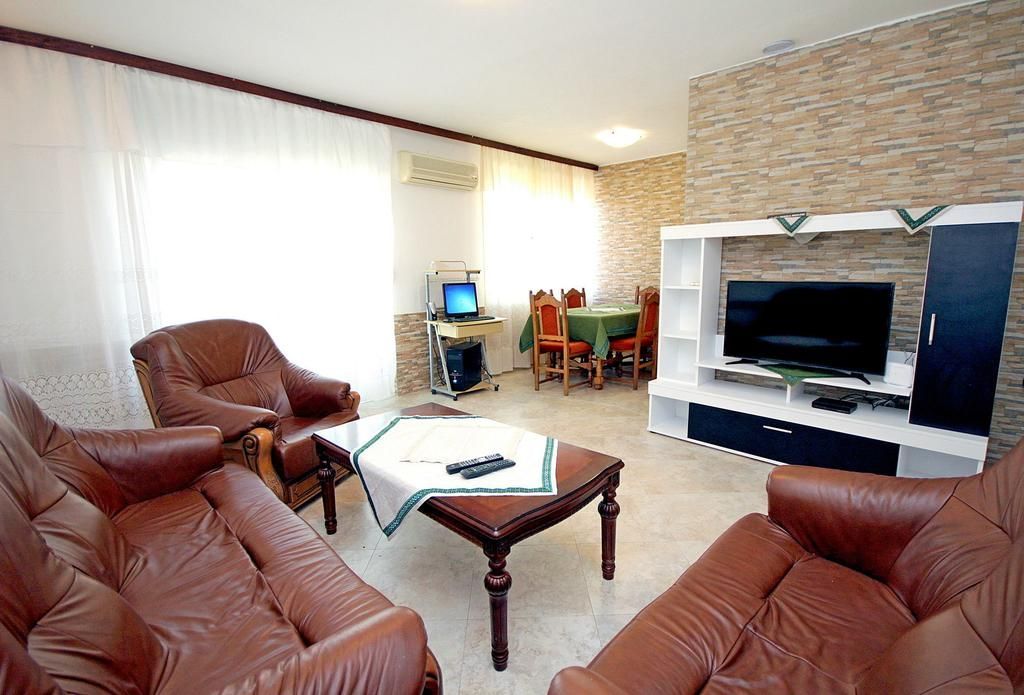 Prodaja luksuzne vile 170 m² sa privatnim bazenom i prelepim dvorištem – Reževići, Budva - Amfora Real Estate