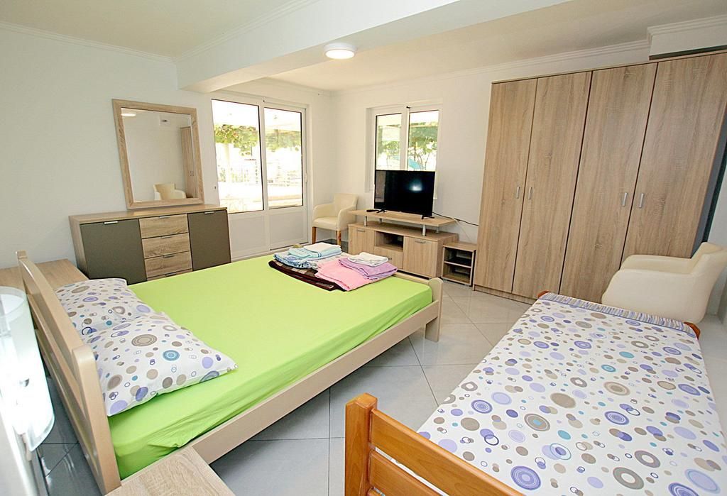 Prodaja luksuzne vile 170 m² sa privatnim bazenom i prelepim dvorištem – Reževići, Budva - Amfora Real Estate