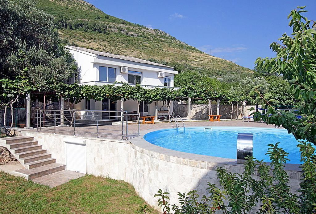 Prodaja luksuzne vile 170 m² sa privatnim bazenom i prelepim dvorištem – Reževići, Budva - Amfora Real Estate