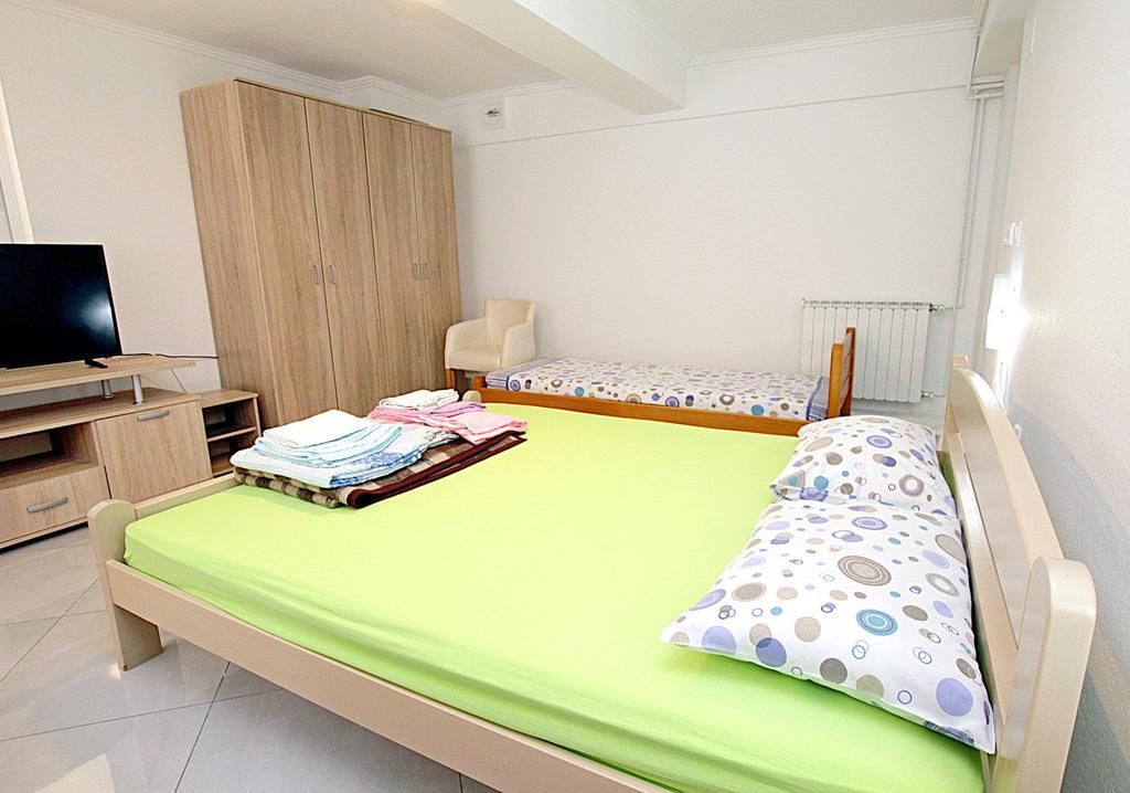 Prodaja luksuzne vile 170 m² sa privatnim bazenom i prelepim dvorištem – Reževići, Budva - Amfora Real Estate