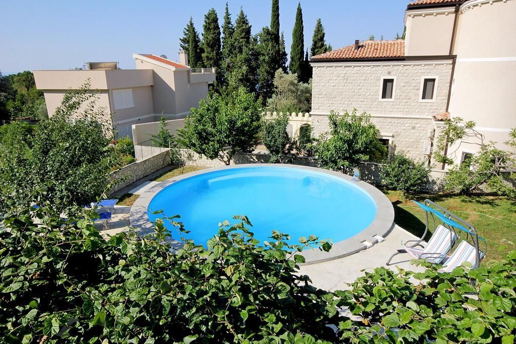 Prodaja luksuzne vile 170 m² sa privatnim bazenom i prelepim dvorištem – Reževići, Budva - Amfora Real Estate