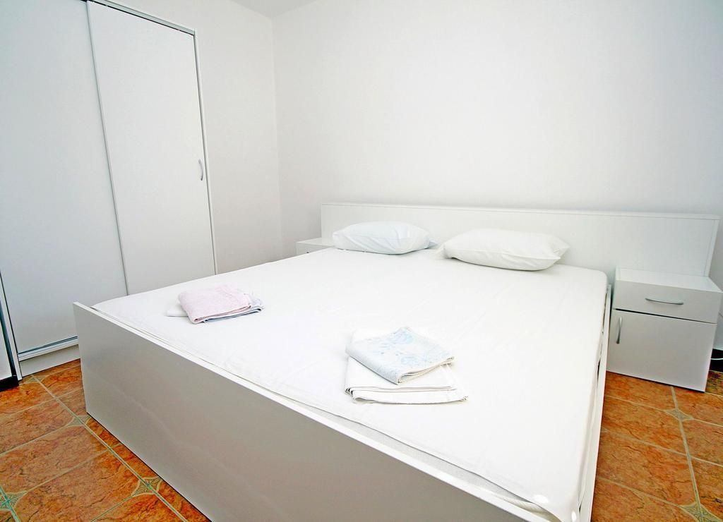 Prodaja luksuzne vile 170 m² sa privatnim bazenom i prelepim dvorištem – Reževići, Budva - Amfora Real Estate