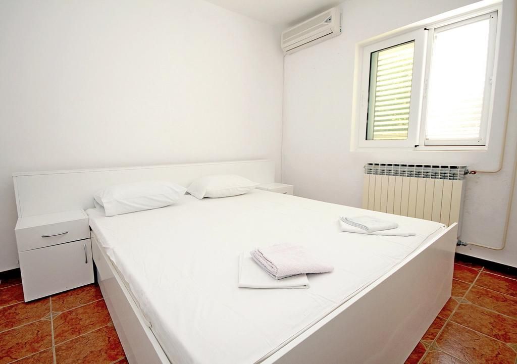 Prodaja luksuzne vile 170 m² sa privatnim bazenom i prelepim dvorištem – Reževići, Budva - Amfora Real Estate