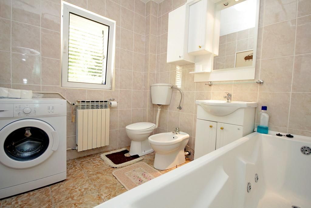 Prodaja luksuzne vile 170 m² sa privatnim bazenom i prelepim dvorištem – Reževići, Budva - Amfora Real Estate