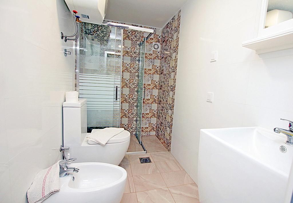 Prodaja luksuzne vile 170 m² sa privatnim bazenom i prelepim dvorištem – Reževići, Budva - Amfora Real Estate