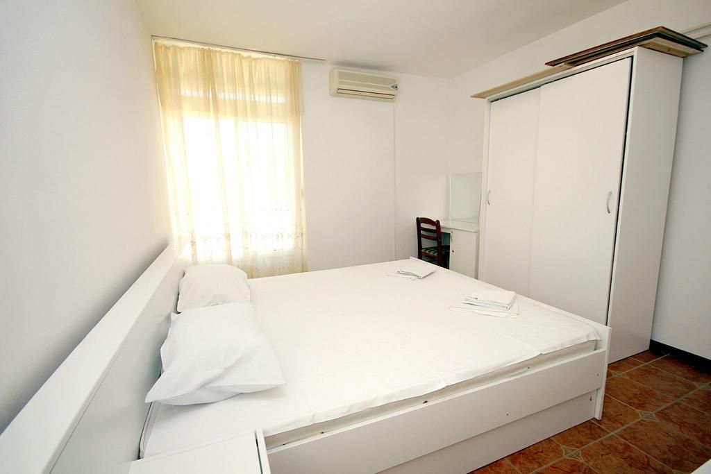 Prodaja luksuzne vile 170 m² sa privatnim bazenom i prelepim dvorištem – Reževići, Budva - Amfora Real Estate