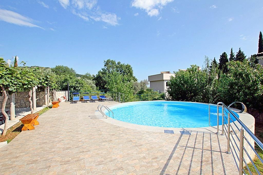 Prodaja luksuzne vile 170 m² sa privatnim bazenom i prelepim dvorištem – Reževići, Budva - Amfora Real Estate