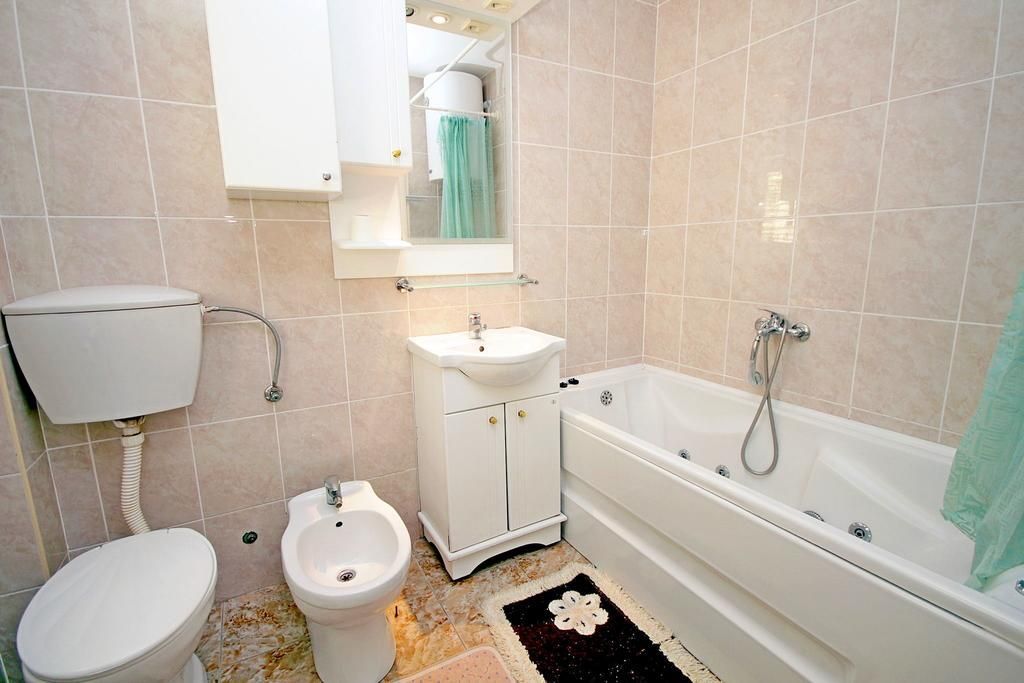 Prodaja luksuzne vile 170 m² sa privatnim bazenom i prelepim dvorištem – Reževići, Budva - Amfora Real Estate