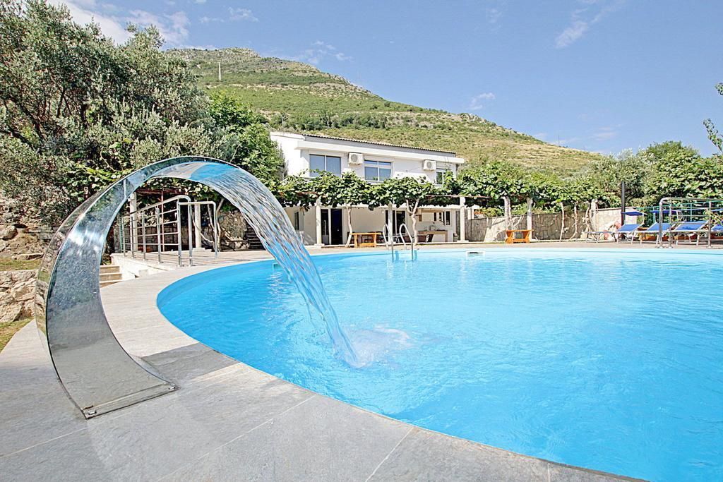 Prodaja luksuzne vile 170 m² sa privatnim bazenom i prelepim dvorištem – Reževići, Budva - Amfora Real Estate