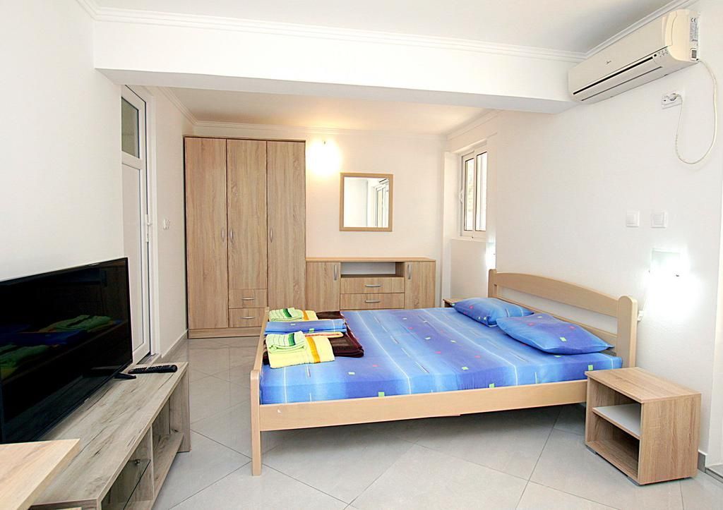 Prodaja luksuzne vile 170 m² sa privatnim bazenom i prelepim dvorištem – Reževići, Budva - Amfora Real Estate