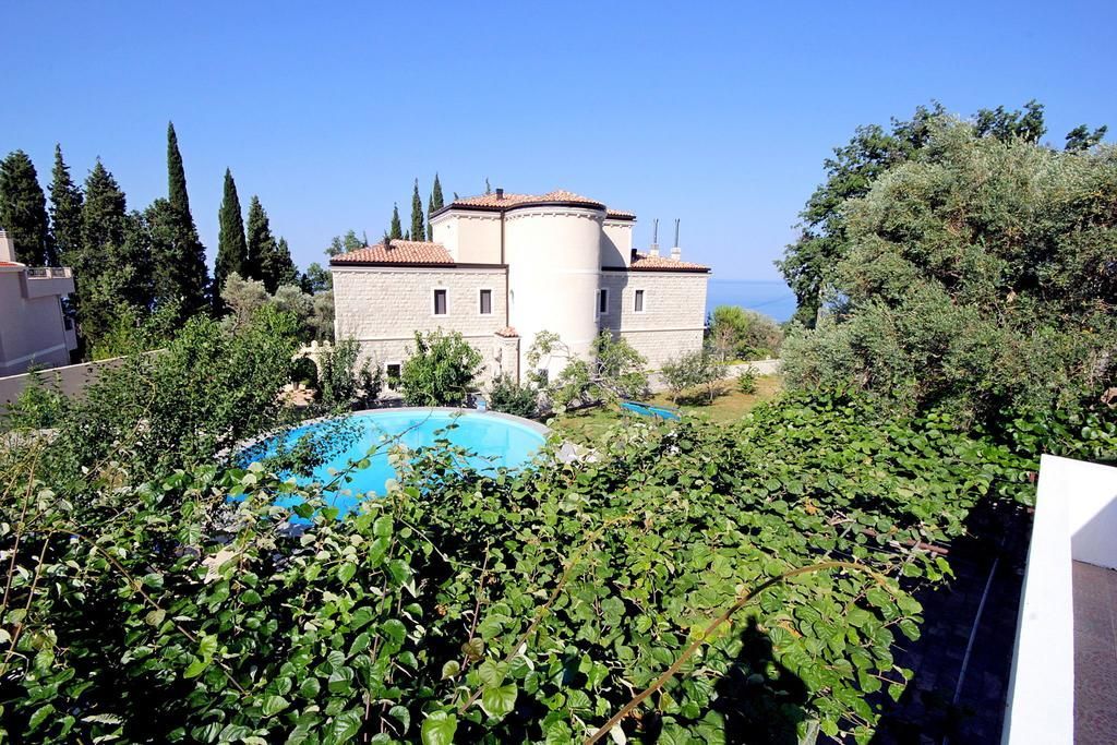 Prodaja luksuzne vile 170 m² sa privatnim bazenom i prelepim dvorištem – Reževići, Budva - Amfora Real Estate