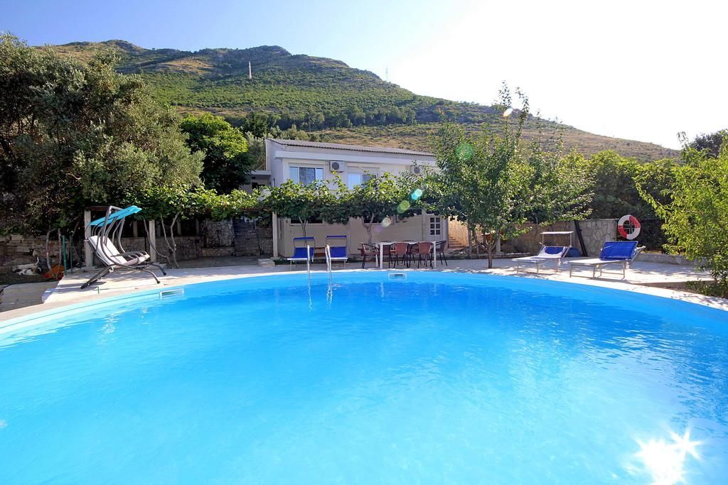 Prodaja luksuzne vile 170 m² sa privatnim bazenom i prelepim dvorištem – Reževići, Budva - Amfora Real Estate