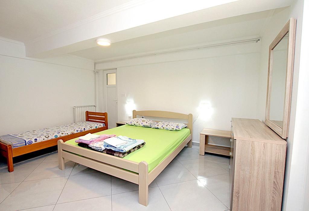 Prodaja luksuzne vile 170 m² sa privatnim bazenom i prelepim dvorištem – Reževići, Budva - Amfora Real Estate