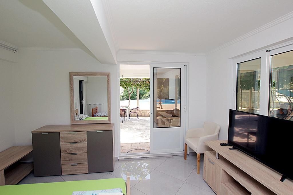 Prodaja luksuzne vile 170 m² sa privatnim bazenom i prelepim dvorištem – Reževići, Budva - Amfora Real Estate