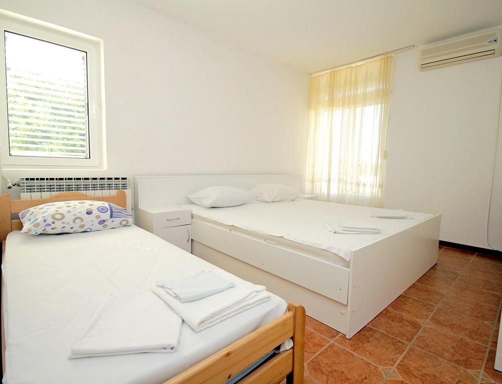 Prodaja luksuzne vile 170 m² sa privatnim bazenom i prelepim dvorištem – Reževići, Budva - Amfora Real Estate