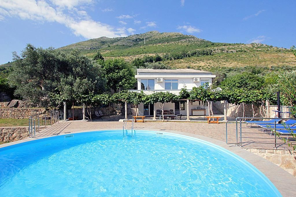 Prodaja luksuzne vile 170 m² sa privatnim bazenom i prelepim dvorištem – Reževići, Budva - Amfora Real Estate