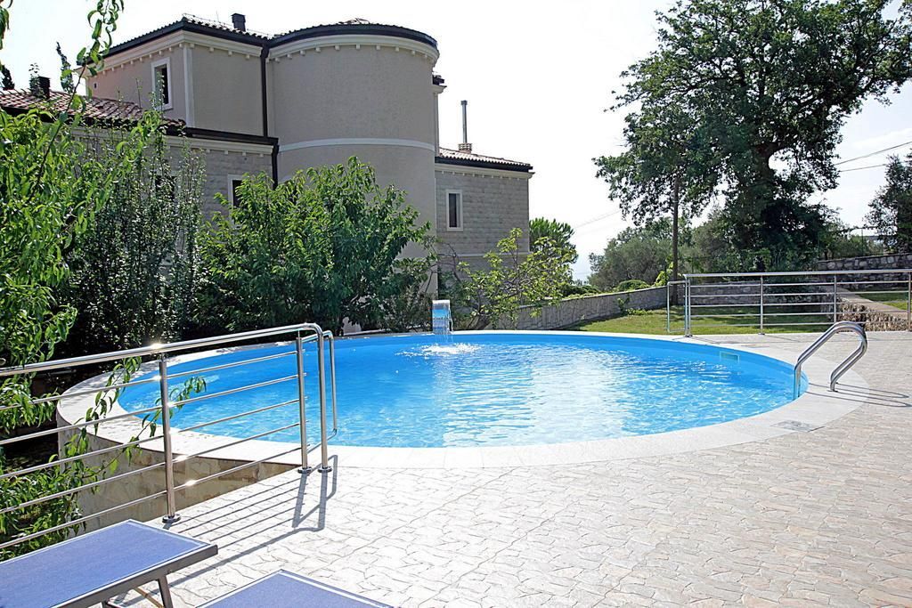 Prodaja luksuzne vile 170 m² sa privatnim bazenom i prelepim dvorištem – Reževići, Budva - Amfora Real Estate