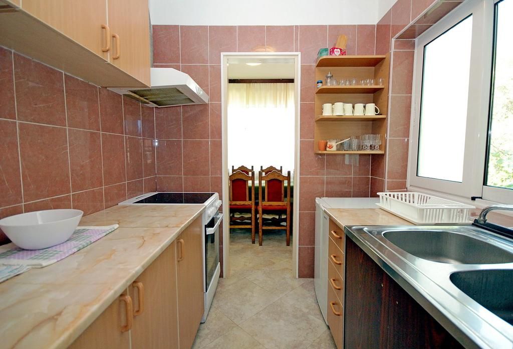 Prodaja luksuzne vile 170 m² sa privatnim bazenom i prelepim dvorištem – Reževići, Budva - Amfora Real Estate