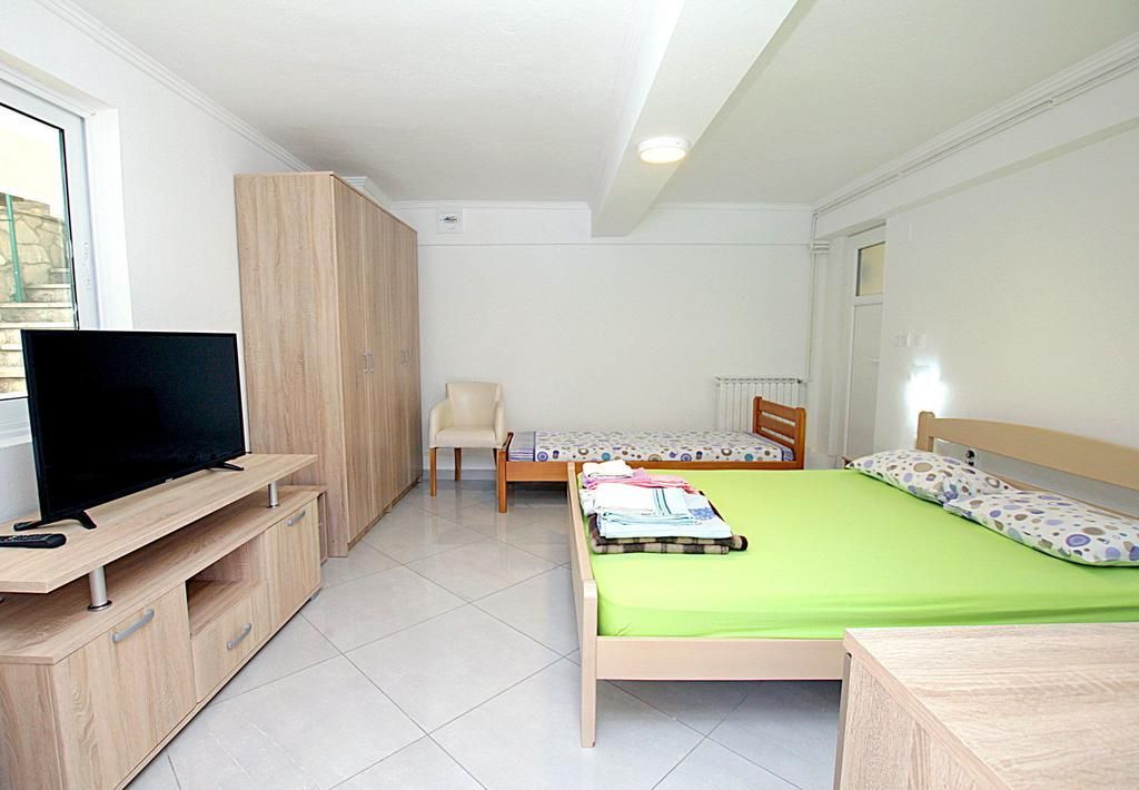 Prodaja luksuzne vile 170 m² sa privatnim bazenom i prelepim dvorištem – Reževići, Budva - Amfora Real Estate