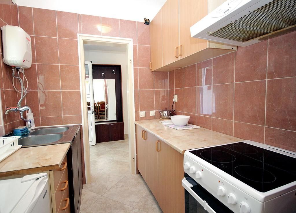 Prodaja luksuzne vile 170 m² sa privatnim bazenom i prelepim dvorištem – Reževići, Budva - Amfora Real Estate