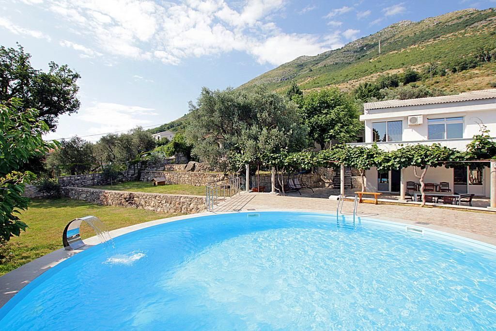 Prodaja luksuzne vile 170 m² sa privatnim bazenom i prelepim dvorištem – Reževići, Budva - Amfora Real Estate