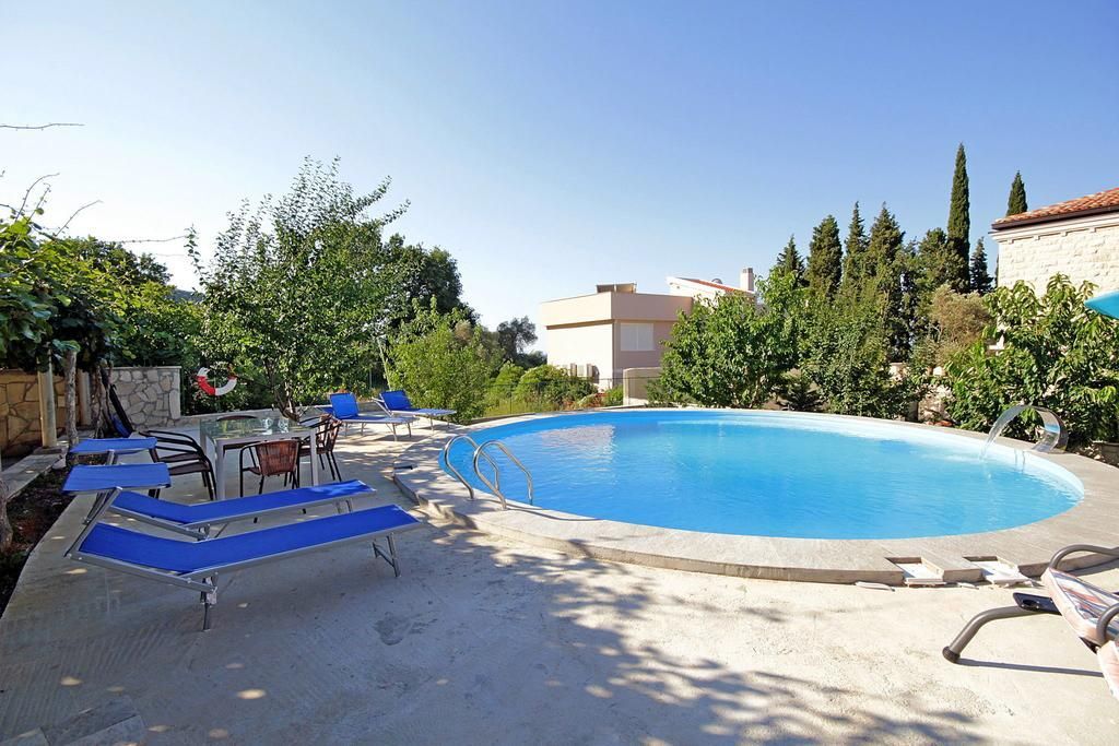 Prodaja luksuzne vile 170 m² sa privatnim bazenom i prelepim dvorištem – Reževići, Budva - Amfora Real Estate