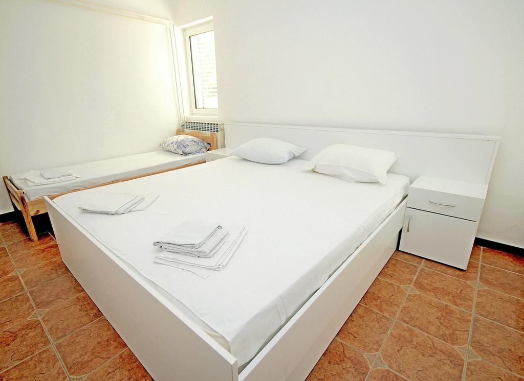 Prodaja luksuzne vile 170 m² sa privatnim bazenom i prelepim dvorištem – Reževići, Budva - Amfora Real Estate