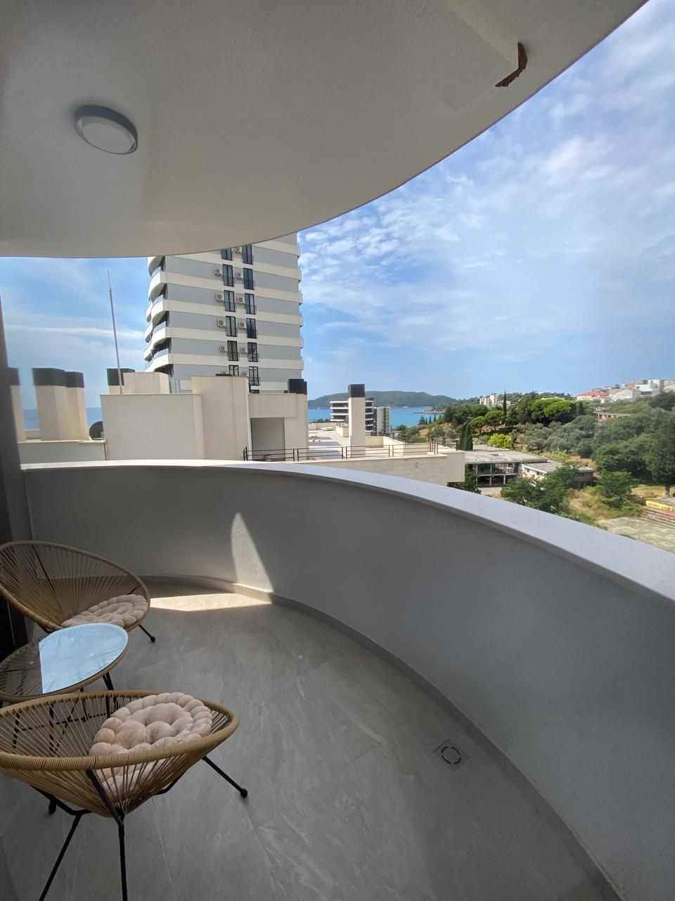 Prodaja jednosobnog stana 53 m² sa pogledom na more i garaznim mestom – Bečići, Budva - Amfora Real Estate