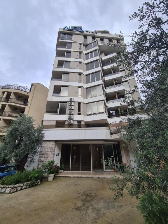 Prodaja luksuznog dvosobnog stana 64 m² sa pristupom bazenu – Rafailovići, Budva - Amfora Real Estate