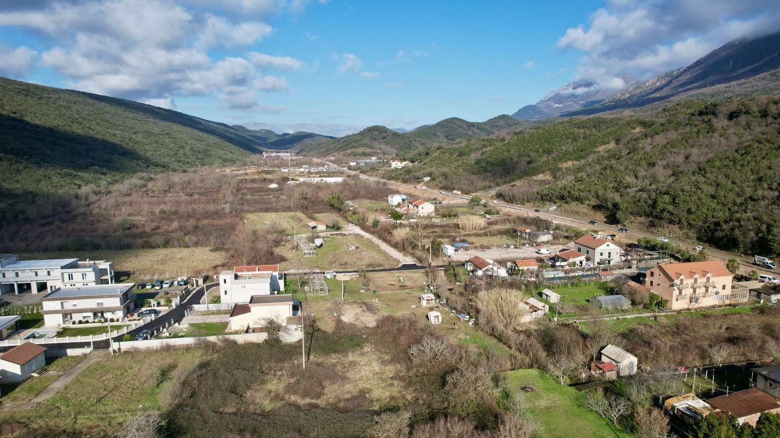 Urbanizovano zemljište sa direktnim izlazom na magistralu – 4.400 m², Kovačko polje, Kotor - Amfora Real Estate