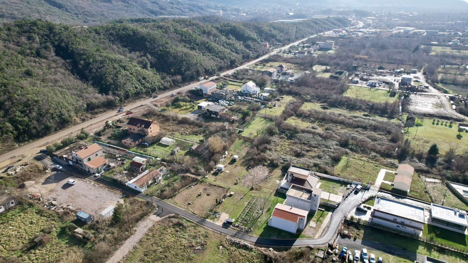 Urbanizovano zemljište sa direktnim izlazom na magistralu – 4.400 m², Kovačko polje, Kotor - Amfora Real Estate