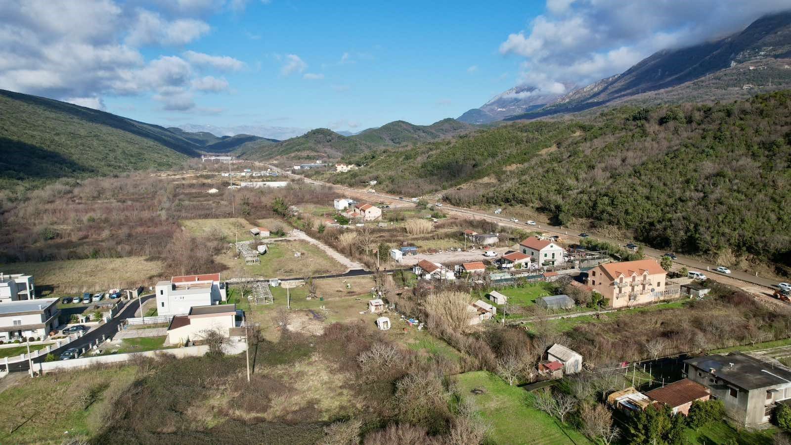 Urbanizovano zemljište sa direktnim izlazom na magistralu – 4.400 m², Kovačko polje, Kotor - Amfora Real Estate