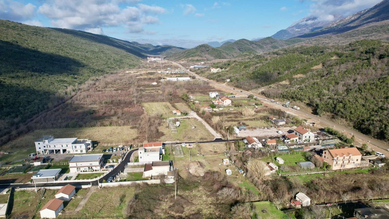 Urbanizovano zemljište sa direktnim izlazom na magistralu – 4.400 m², Kovačko polje, Kotor - Amfora Real Estate