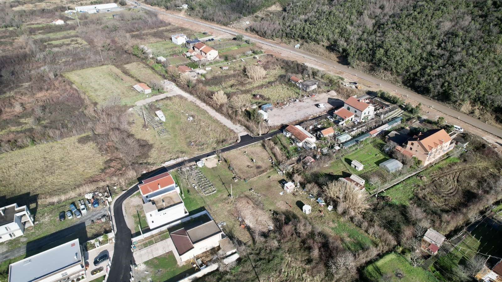 Urbanizovano zemljište sa direktnim izlazom na magistralu – 4.400 m², Kovačko polje, Kotor - Amfora Real Estate
