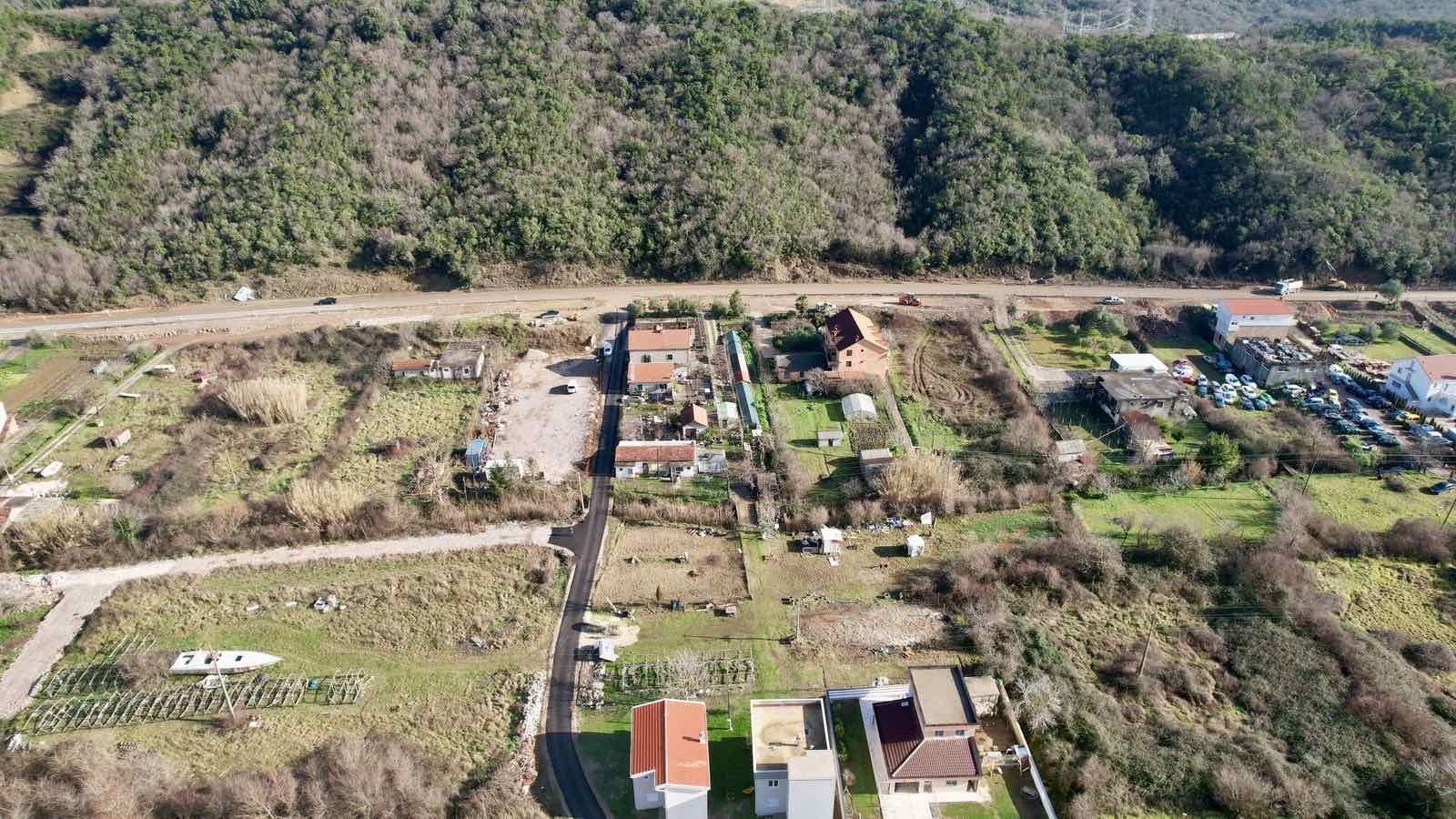 Urbanizovano zemljište sa direktnim izlazom na magistralu – 4.400 m², Kovačko polje, Kotor - Amfora Real Estate