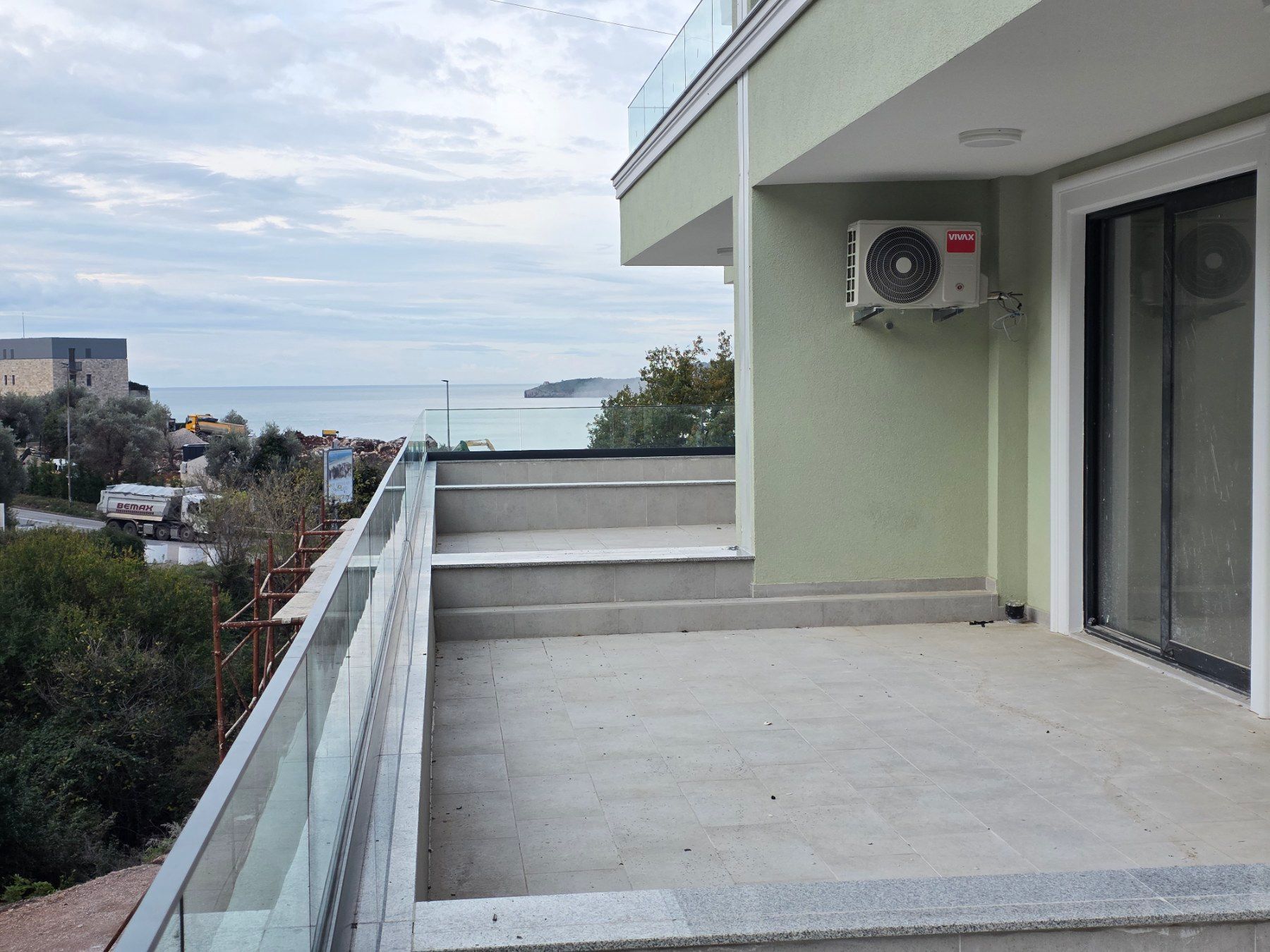 Prodaja jednosobnog stana 65 m² u novogradnji sa velikom terasom, pogledom na more, parkingom i oslobođenjem od poreza na prenos – Kamenovo, Budva - Amfora Real Estate