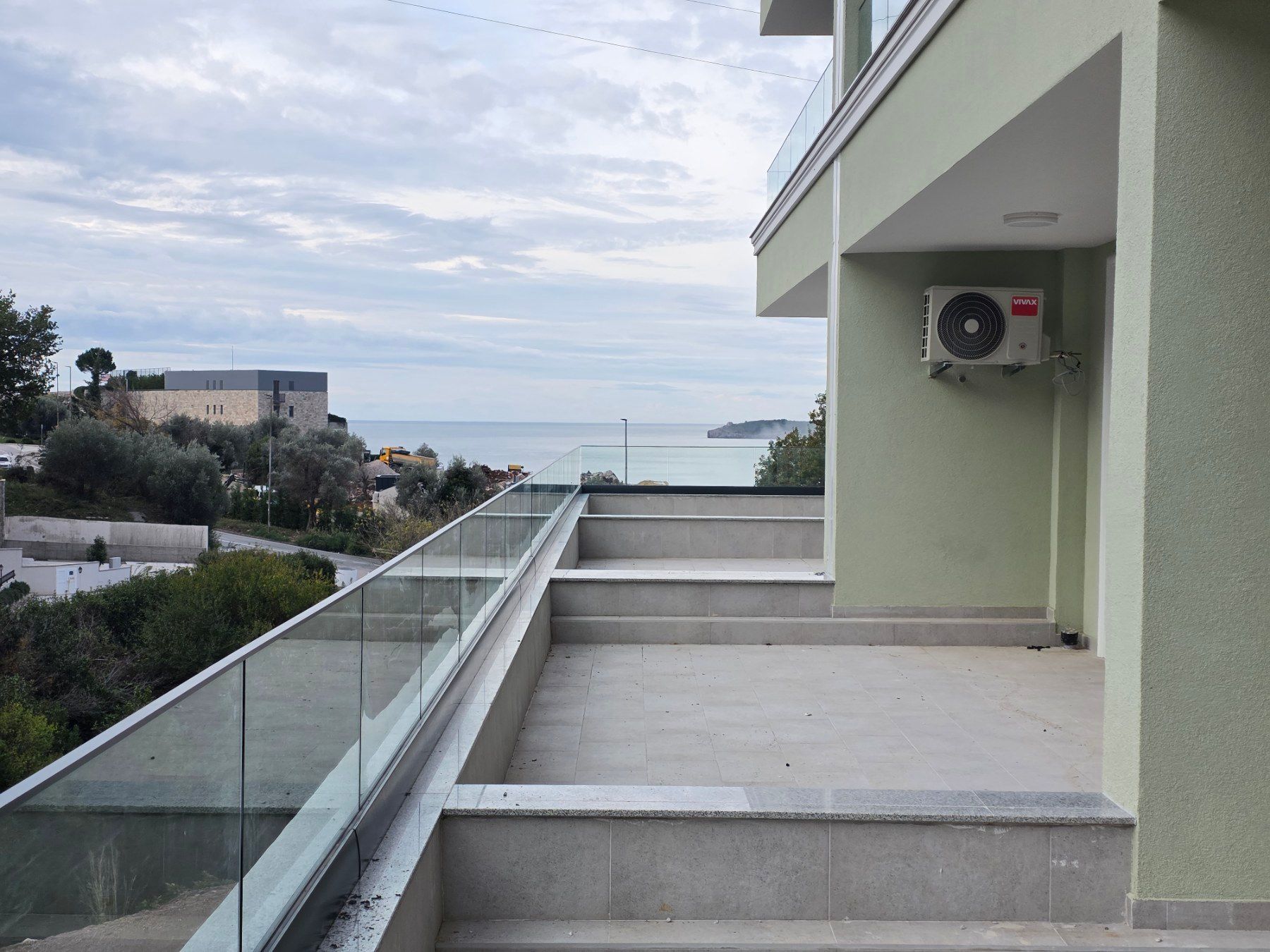 Prodaja jednosobnog stana 65 m² u novogradnji sa velikom terasom, pogledom na more, parkingom i oslobođenjem od poreza na prenos – Kamenovo, Budva - Amfora Real Estate