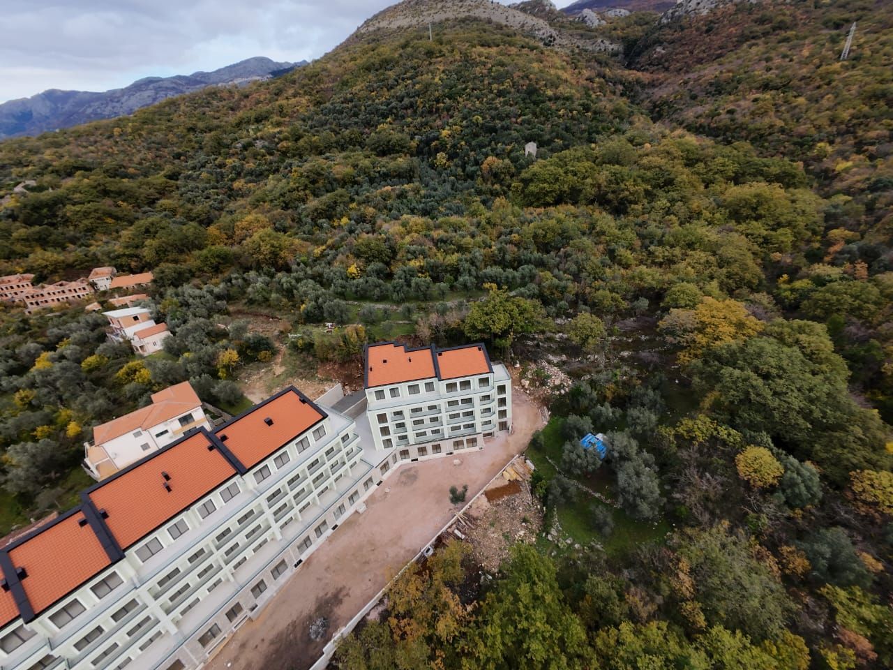 Prodaja jednosobnog stana 65 m² u novogradnji sa velikom terasom, pogledom na more, parkingom i oslobođenjem od poreza na prenos – Kamenovo, Budva - Amfora Real Estate
