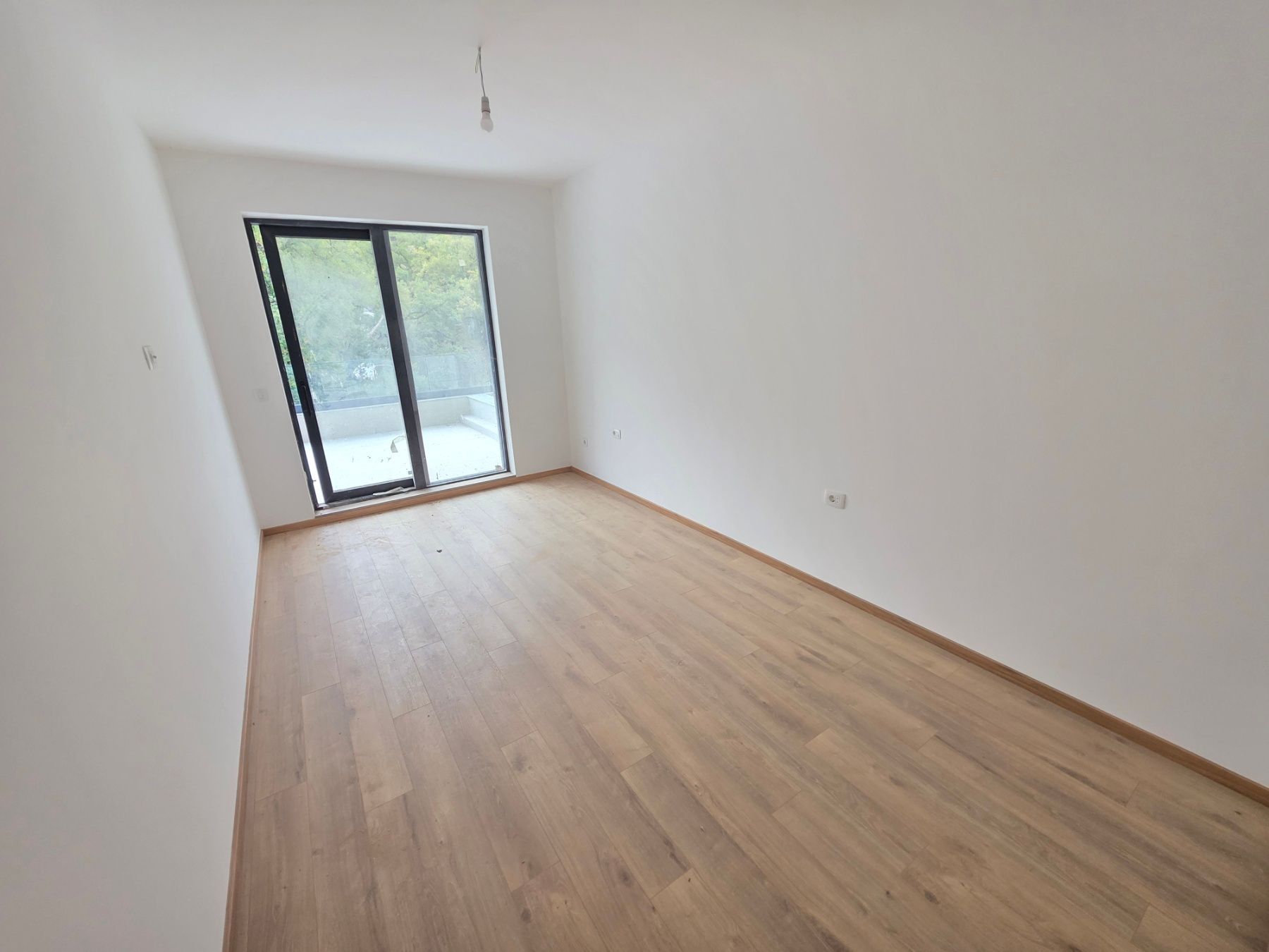 Prodaja jednosobnog stana 65 m² u novogradnji sa velikom terasom, pogledom na more, parkingom i oslobođenjem od poreza na prenos – Kamenovo, Budva - Amfora Real Estate