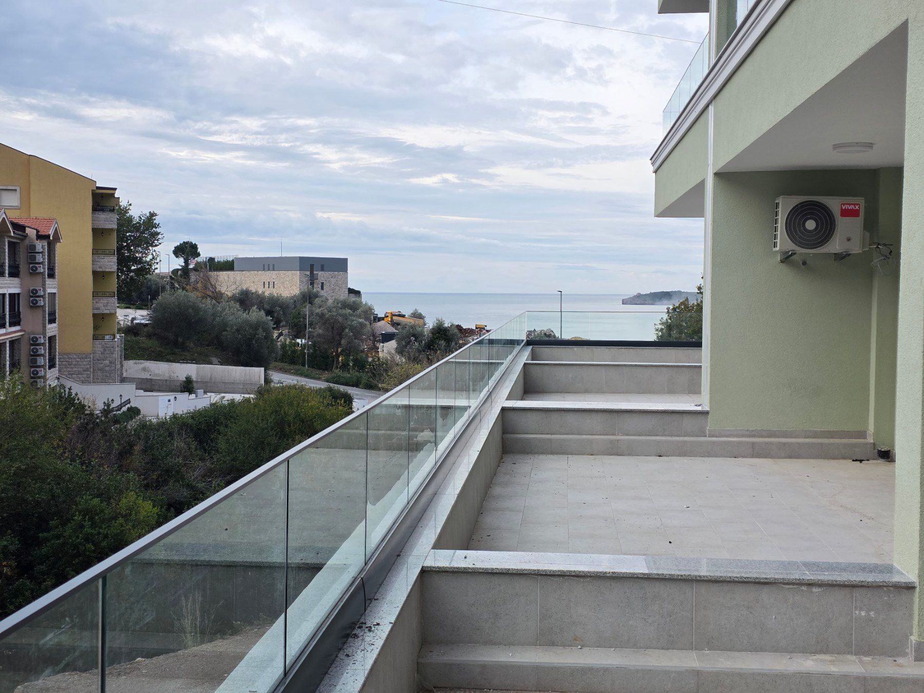 Prodaja jednosobnog stana 65 m² u novogradnji sa velikom terasom, pogledom na more, parkingom i oslobođenjem od poreza na prenos – Kamenovo, Budva - Amfora Real Estate