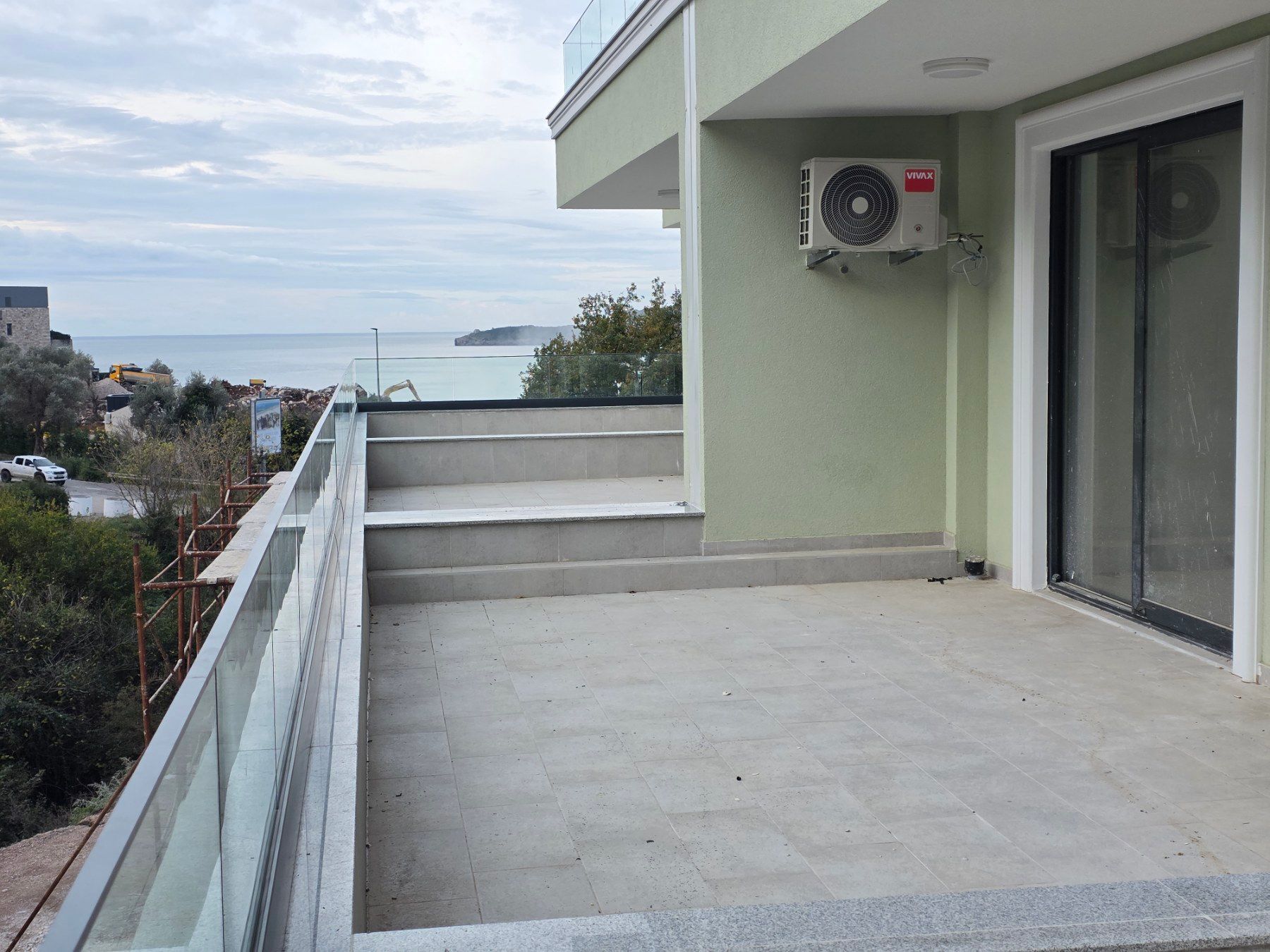 Prodaja jednosobnog stana 65 m² u novogradnji sa velikom terasom, pogledom na more, parkingom i oslobođenjem od poreza na prenos – Kamenovo, Budva - Amfora Real Estate