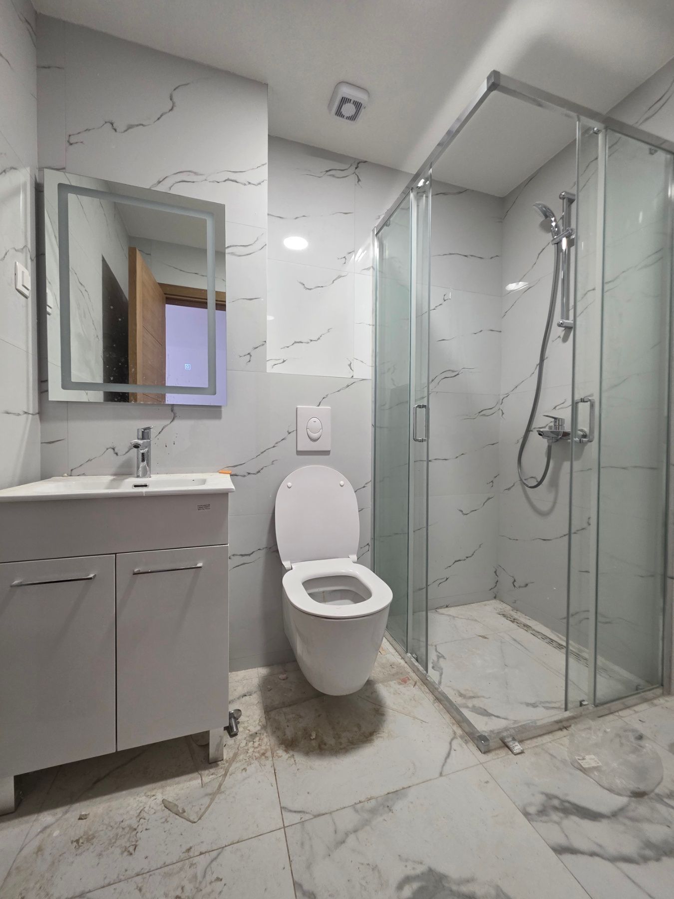 Prodaja jednosobnog stana 65 m² u novogradnji sa velikom terasom, pogledom na more, parkingom i oslobođenjem od poreza na prenos – Kamenovo, Budva - Amfora Real Estate